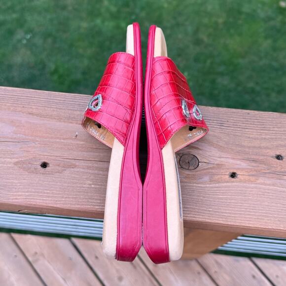 Brighton size 6.5 Yoko Red Croc Embossed Leather Slide Sandals w/ Heart Charms - Picture 4 of 8